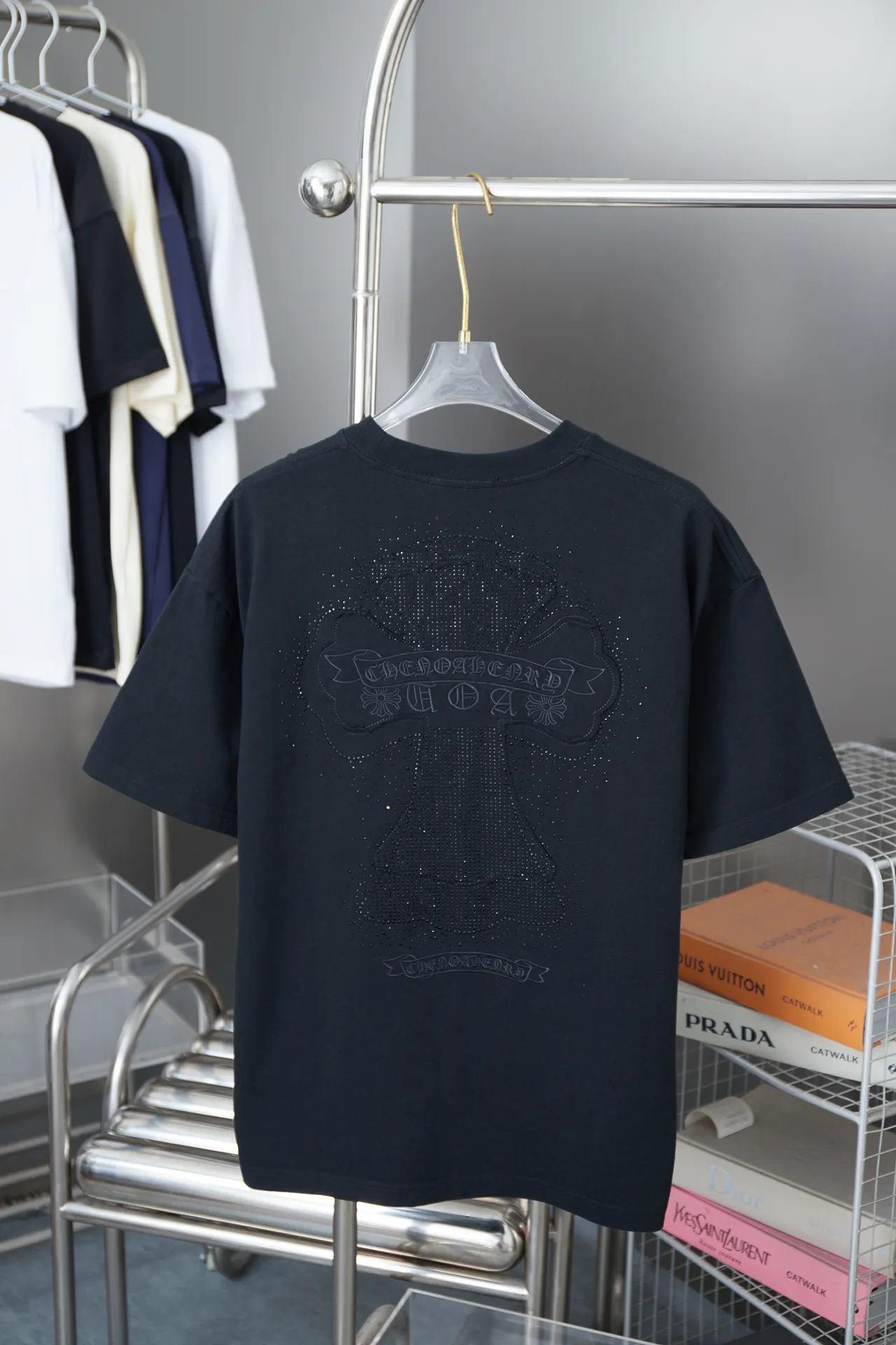 🅿️200 Ch*ome Hearte 25SS early spring new model, Australian diamond embroidered Crow heart cross short sleeves, light luxury, essential item for daily commuting for men and women, correct version, welcome to compare, detailed features · 320g 100% pure cotton double yarn jersey fabric · Custom dyed in the same cylinder, special thickened 32 double-strand 1X1 threads · Imported Tajima machine embroidered letter logo and pattern · High-temperature stamping of Crow heart pattern with matte diamonds imported from Australia · Double-needle stitching across seams · Original main mark, washed tag, branded moisture-proof paper packaging Color: Black/White Size: S/M/L/XL